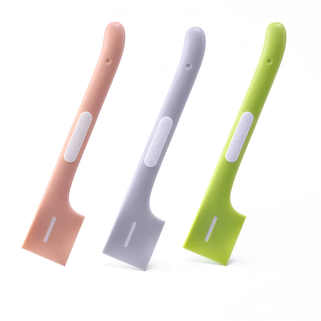 Long-handle pet food spoon in green colour with right-angle scraping edge for canned wet food