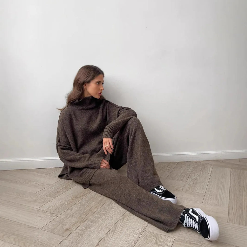 Women's knitted suit with side-slit sweater and matching trousers in acrylic fabric