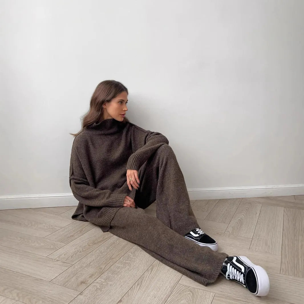 Women's knitted suit with side-slit sweater and matching trousers in acrylic fabric