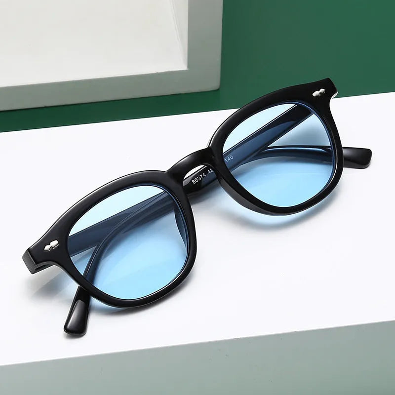 Retro round sunglasses with metal hinge in black frame and grey lens option