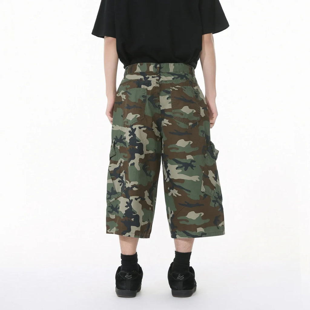 Men's camouflage pattern cotton jeans with wide loose legs and cropped length