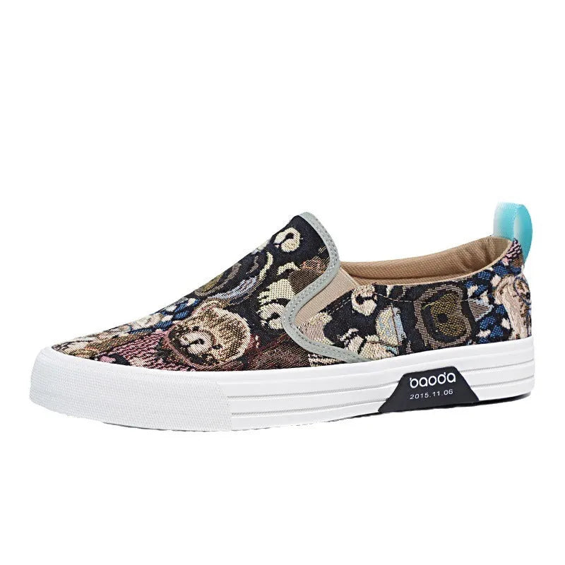 Casual canvas sneakers with vulcanised rubber soles and mesh lining in low-top design