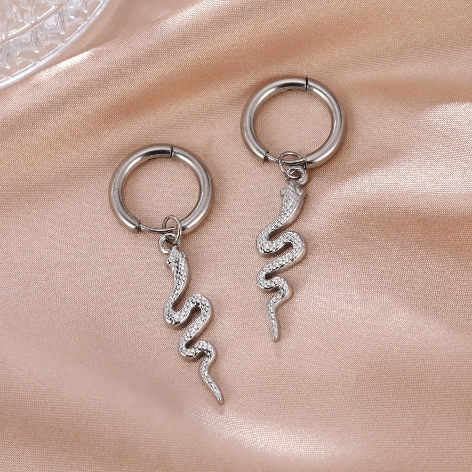 Snake-shaped vintage clip-on earrings with 18K gold plating on stainless steel