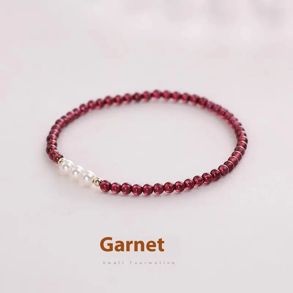 Adjustable women's bracelet with Chinese garnet beads and artificial pearls on silver-tone clasp