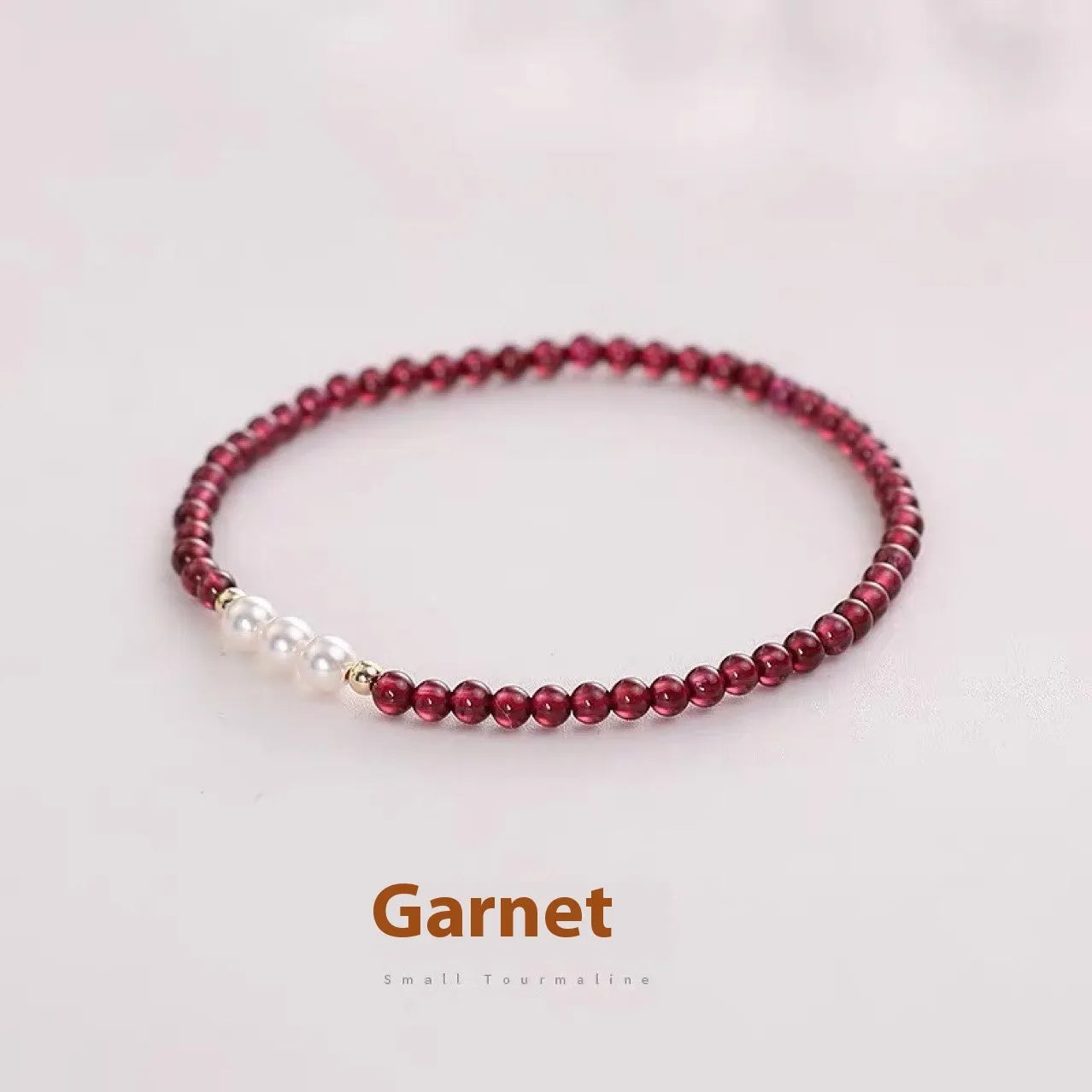 Adjustable women's bracelet with Chinese garnet beads and artificial pearls on silver-tone clasp