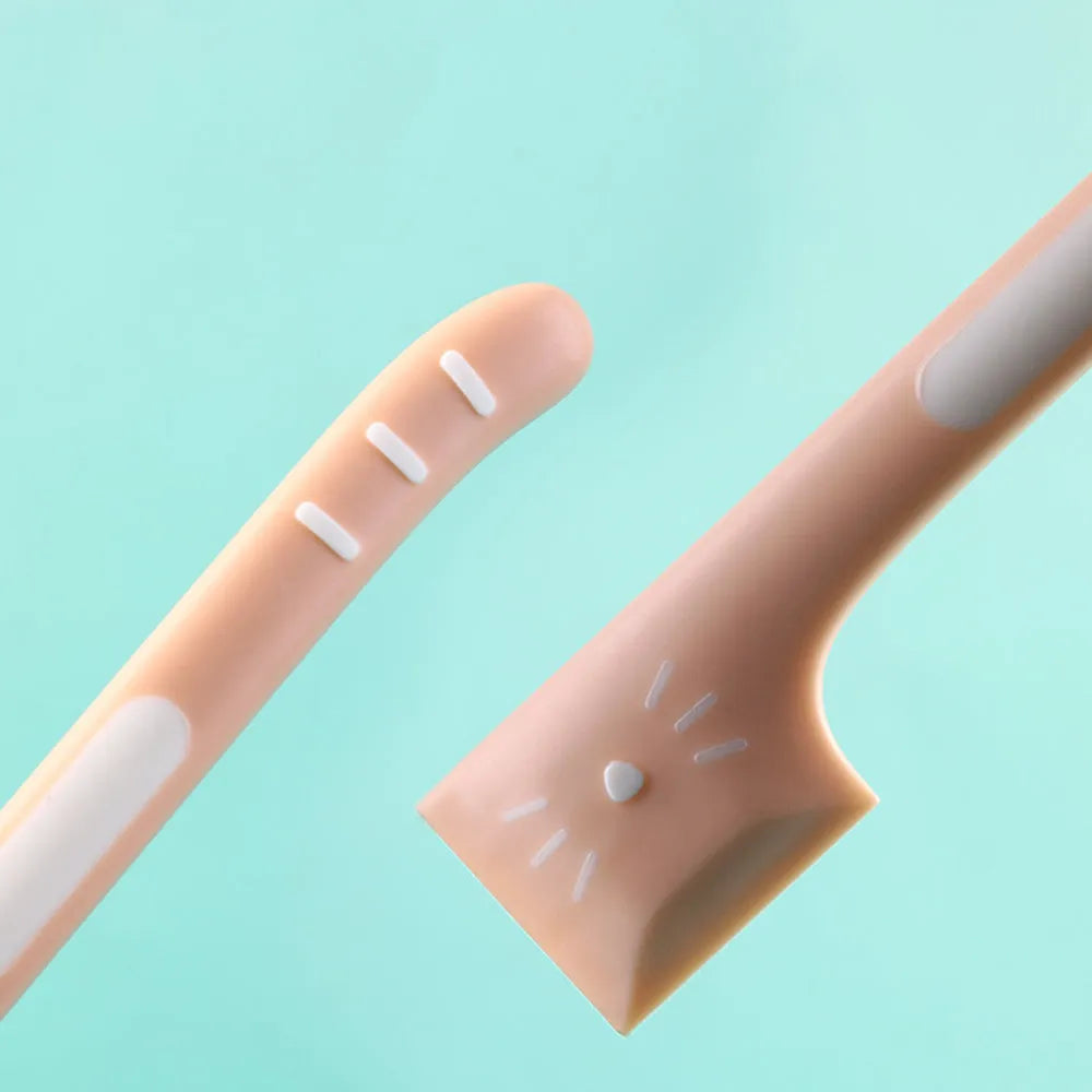 Long-handle pet food spoon in green colour with right-angle scraping edge for canned wet food
