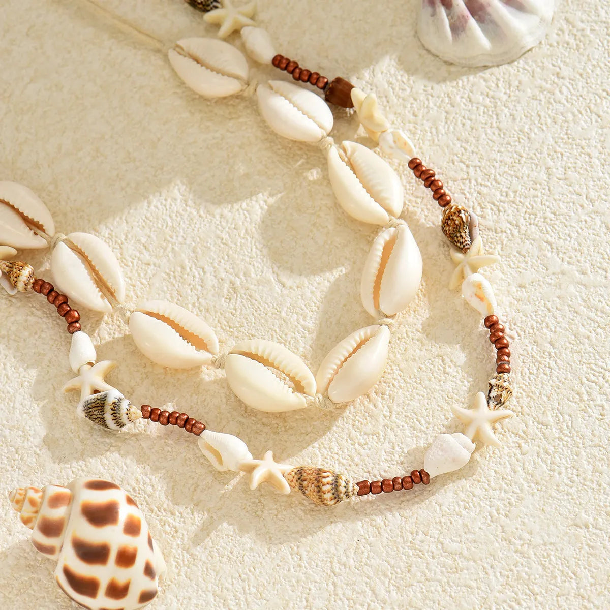 Women's shell necklace with geometric pendant in colour X1900 on regular chain