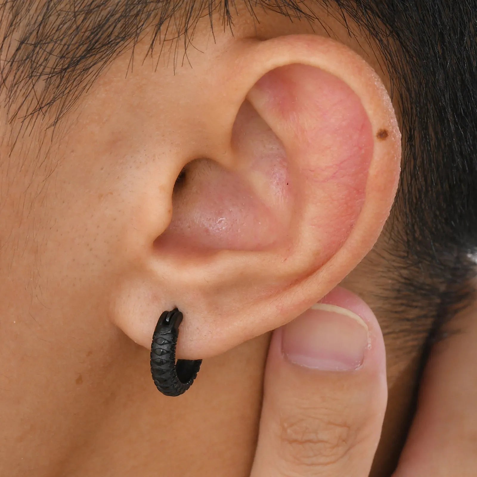 Stainless steel snake pattern earrings in black and gold colours for hip hop style