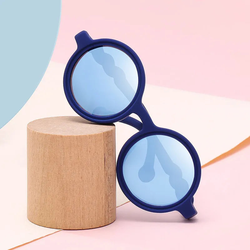Children's sunglasses with UV400 protection, flexible nylon elastomer frame, blue colour, and polarizer included
