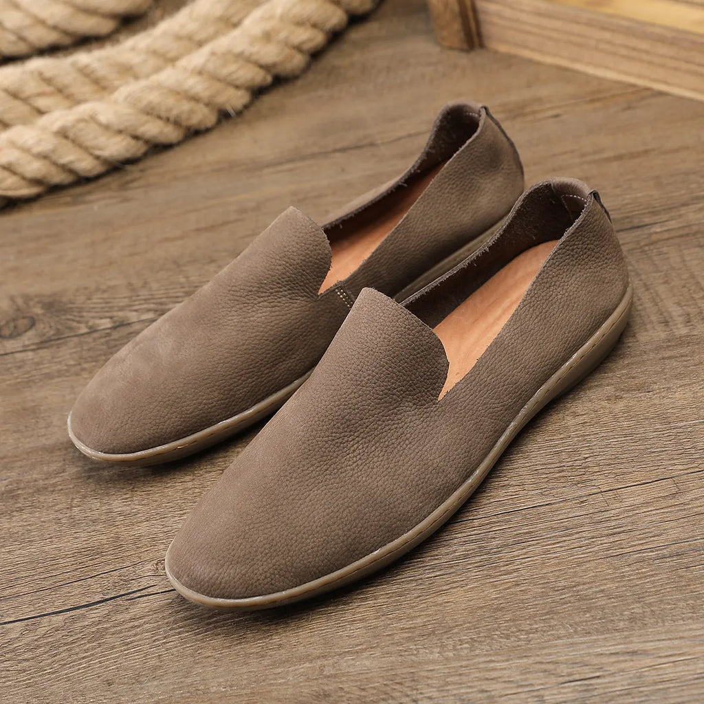 Handmade men's low-top leather shoes in grey with a rubber wedge sole and breathable cowhide lining