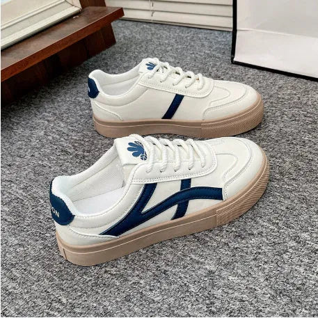 Low top casual shoes with artificial PU upper and injection moulded rubber sole in blue or brown