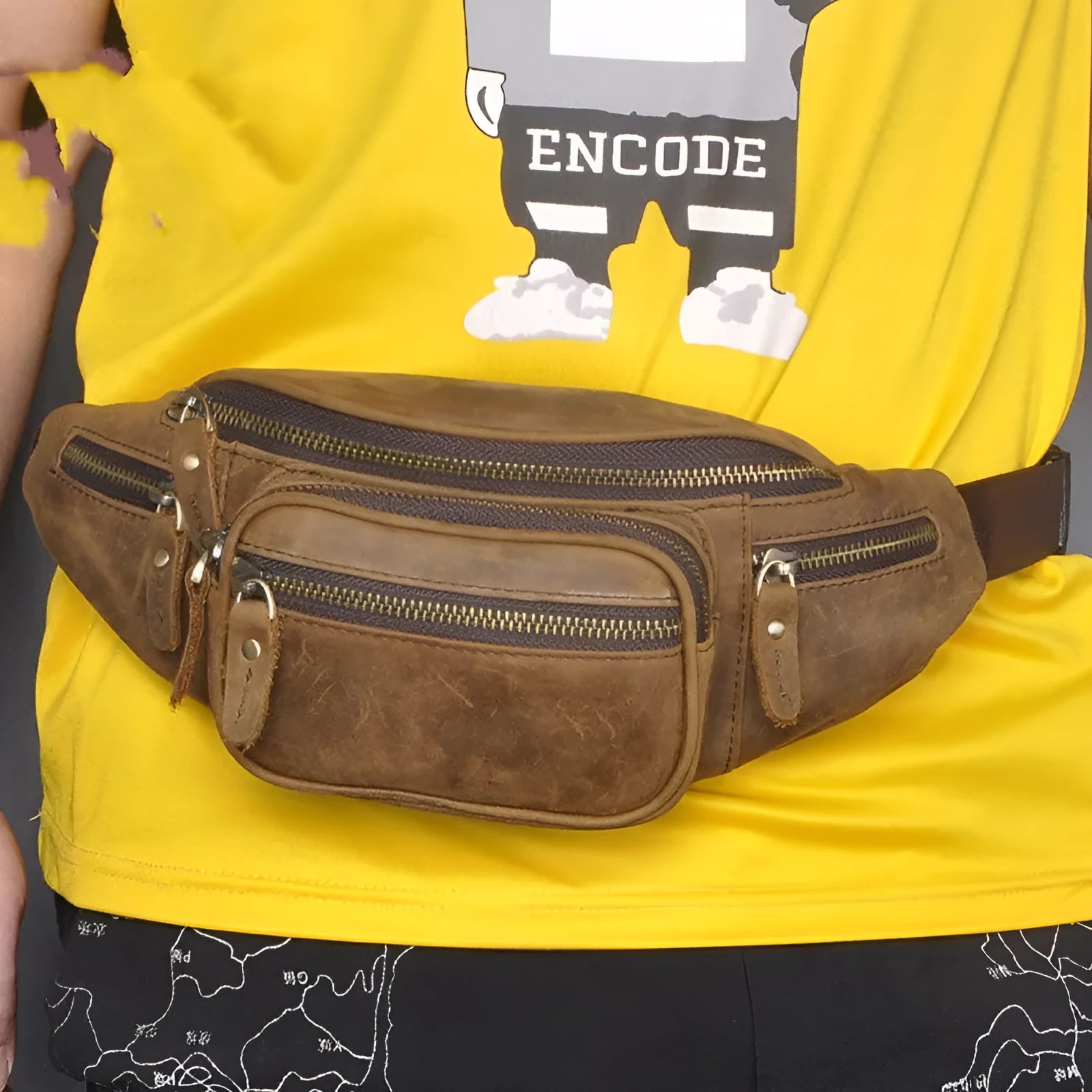 Retro leather shoulder messenger bag in cowhide with large capacity and adjustable strap