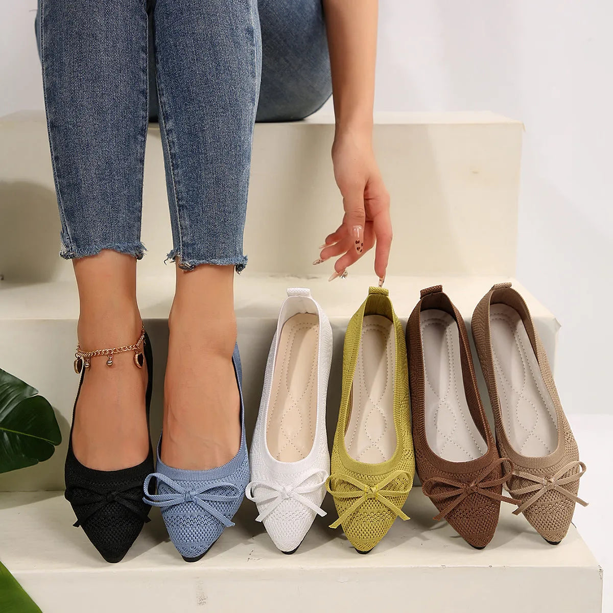 Women's knitted pointed-toe loafers with bow decoration in blue colour, flat heel design