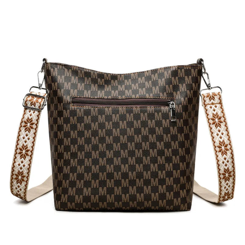 Retro dumpling shape PU leather shoulder bag in black with interior zipper compartment