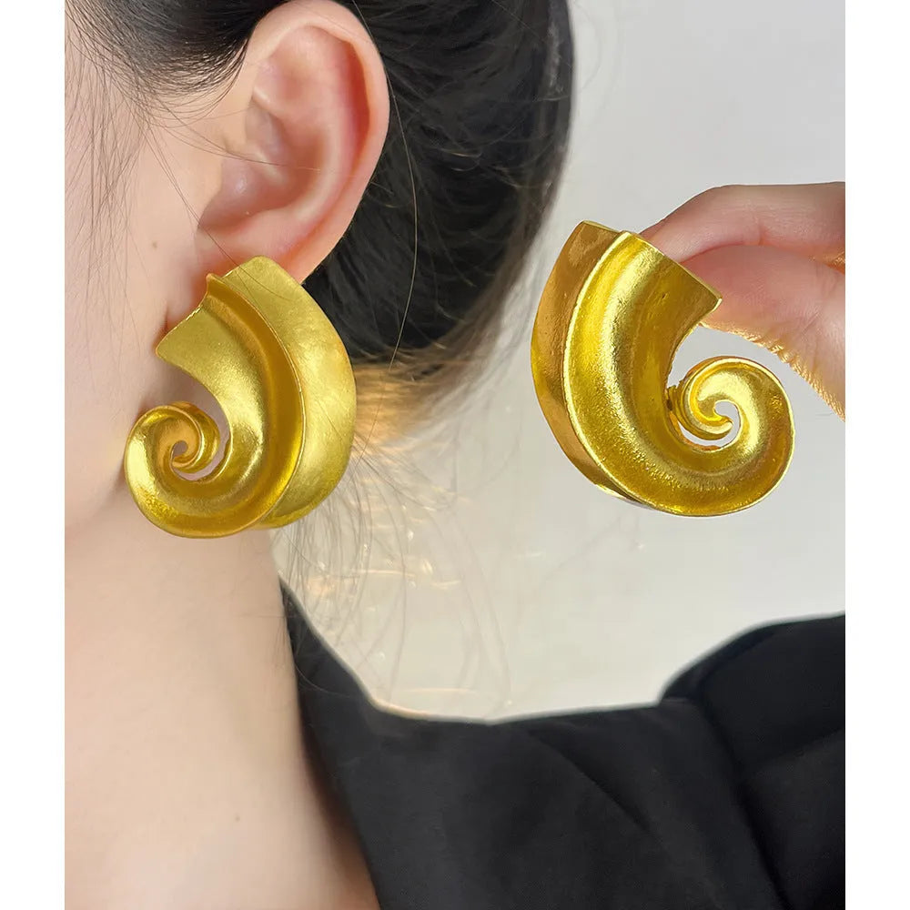 A pair of gold geometric retro-design ear studs for women, measuring 5cm.