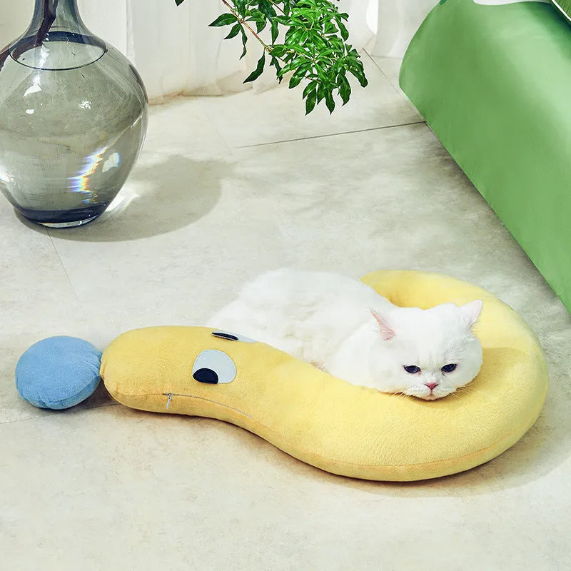 Blue or yellow pet pillow measuring 62x39cm for cats and dogs
