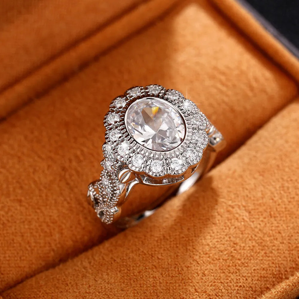Women's geometric ring with round zircon stone and full diamond plating in white gold colour.