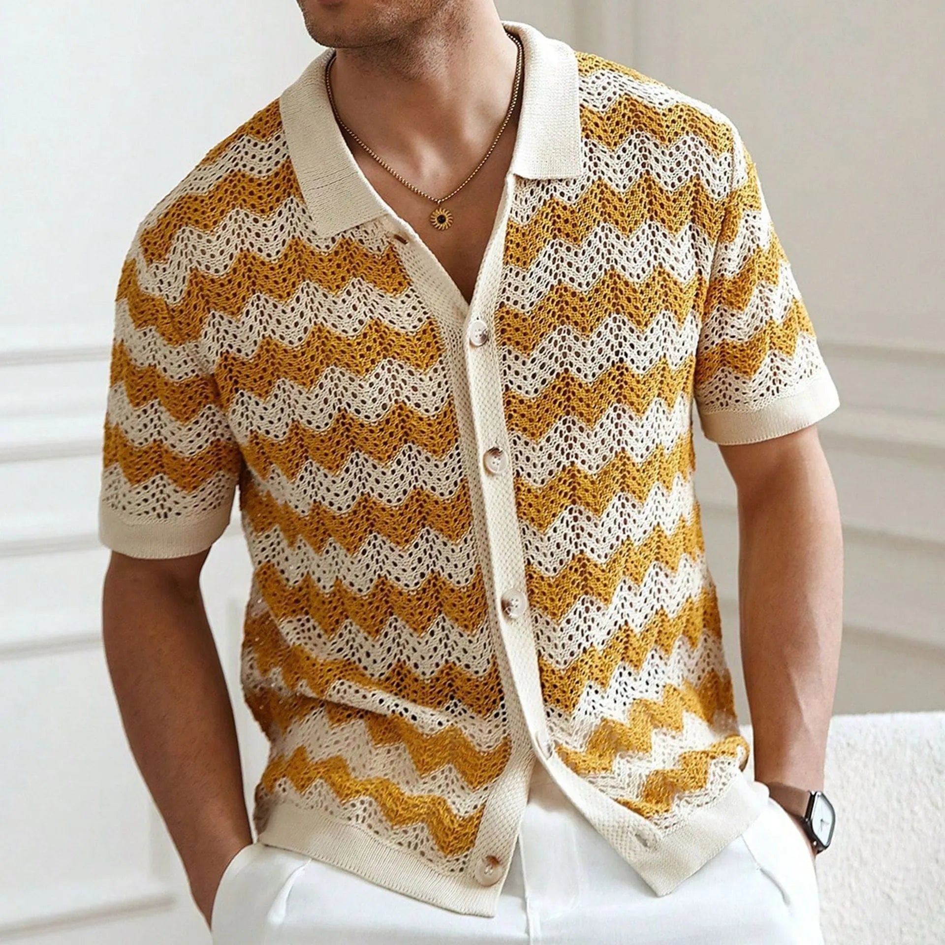 Short sleeve corrugated sweater with jacquard pattern in blue, brown, or yellow colours