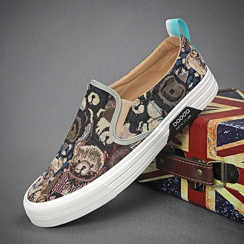 Casual canvas sneakers with vulcanised rubber soles and mesh lining in low-top design