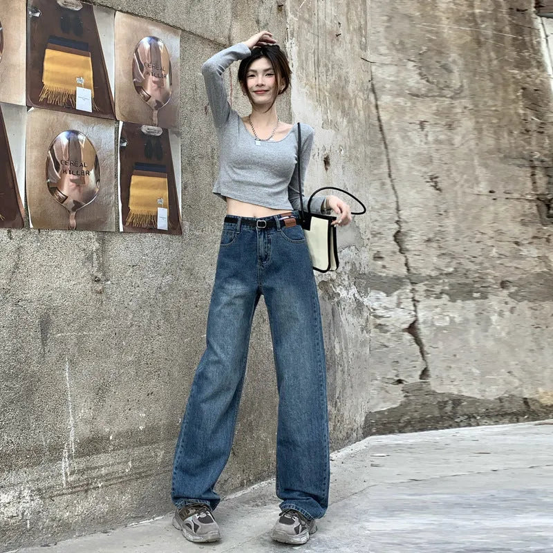 Women's straight-leg jeans in retro blue with high-waist design and trouser length
