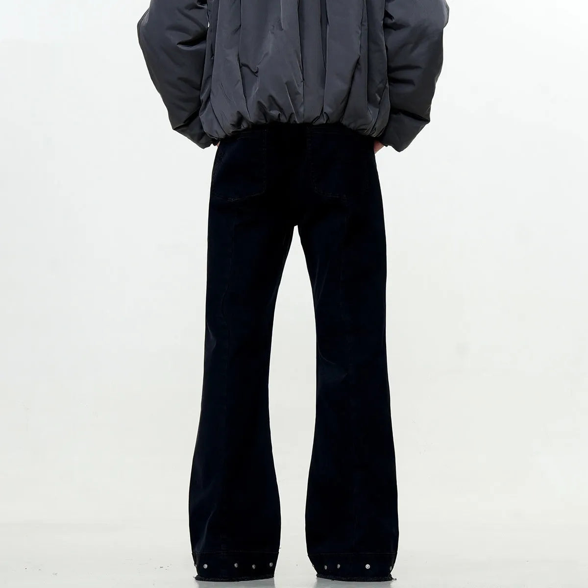 Straight-leg skinny jeans in black cotton fabric with horn-style leg opening and zipper fly