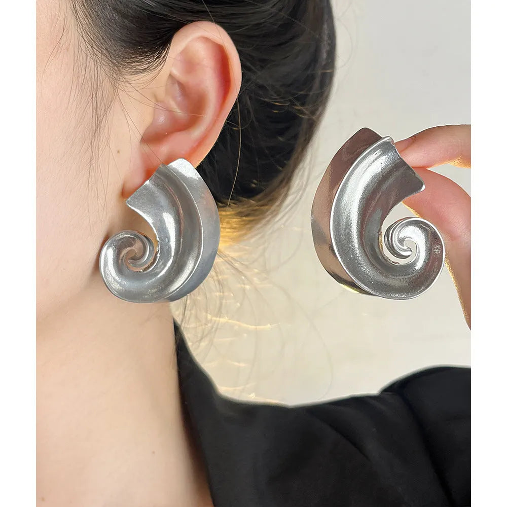 A pair of gold geometric retro-design ear studs for women, measuring 5cm.
