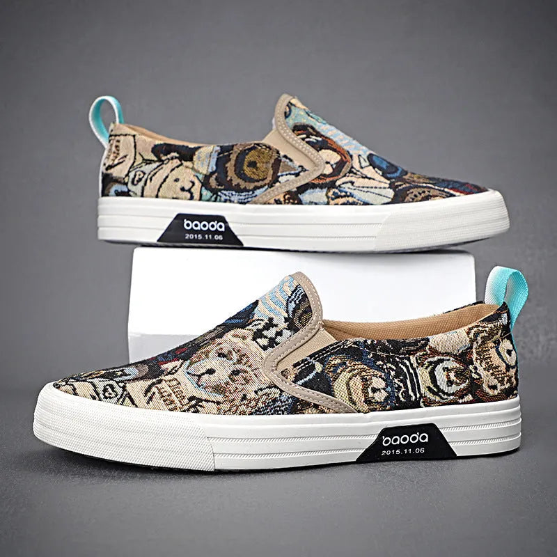 Casual canvas sneakers with vulcanised rubber soles and mesh lining in low-top design