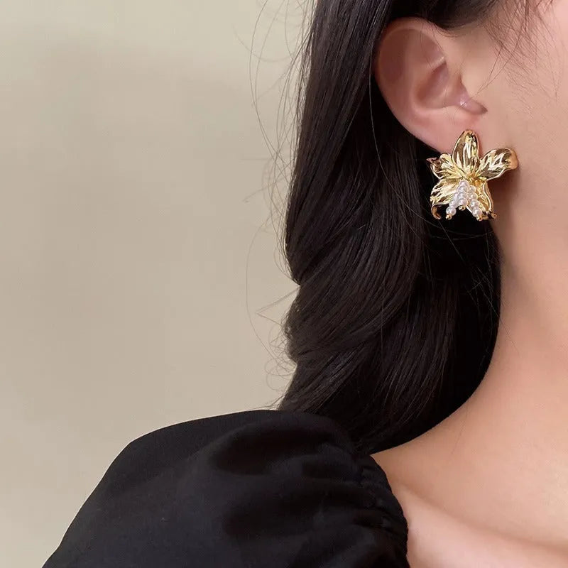 Golden H1795 metal flower earrings with pearl elements and exaggerated floral design
