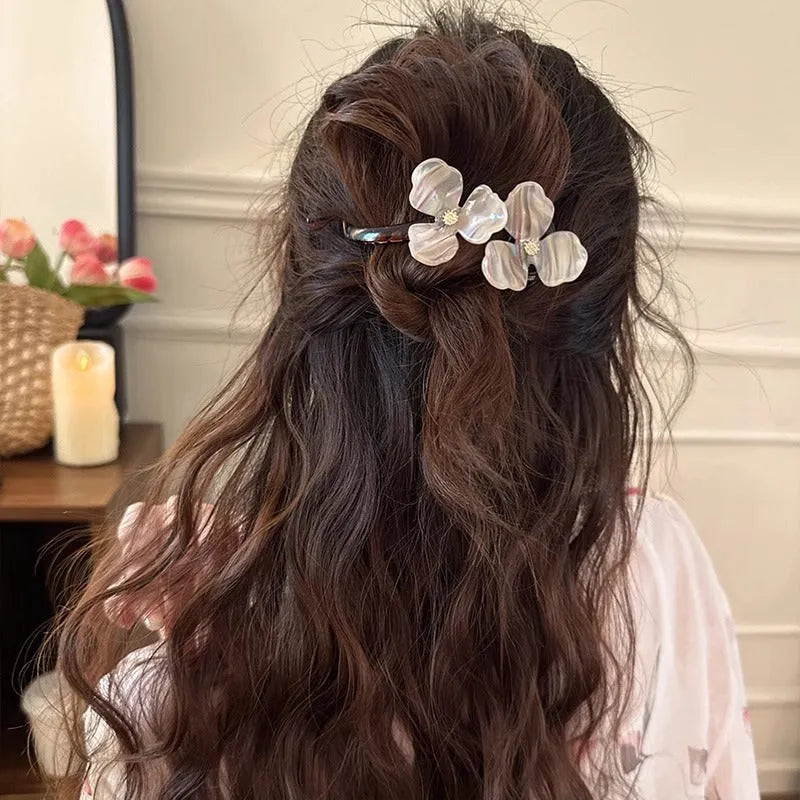 Retro flower design bobby pin hair clip with colourful acrylic petals.