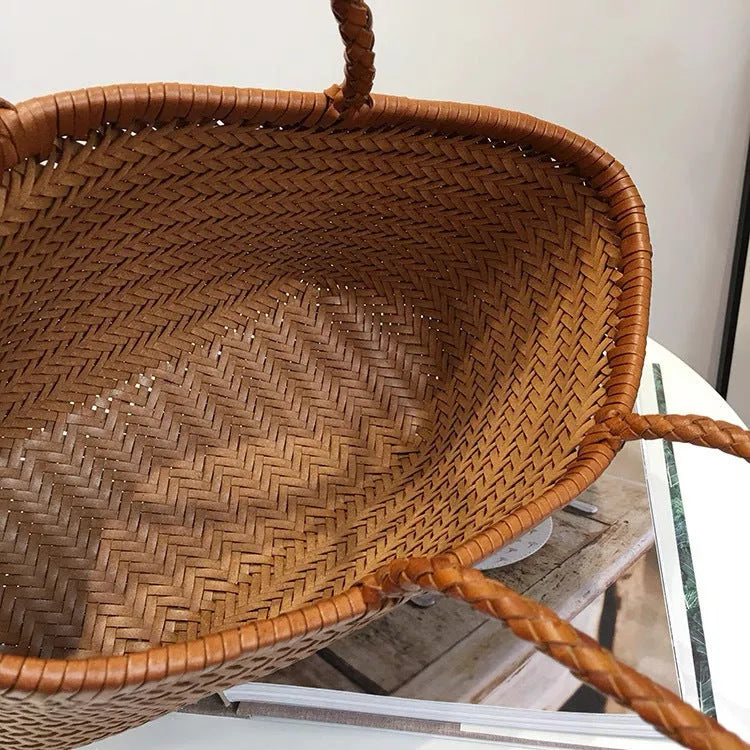 Niche leather seaside vacation handbag in genuine leather bucket shape, large size 40x22x15cm, coffee colour