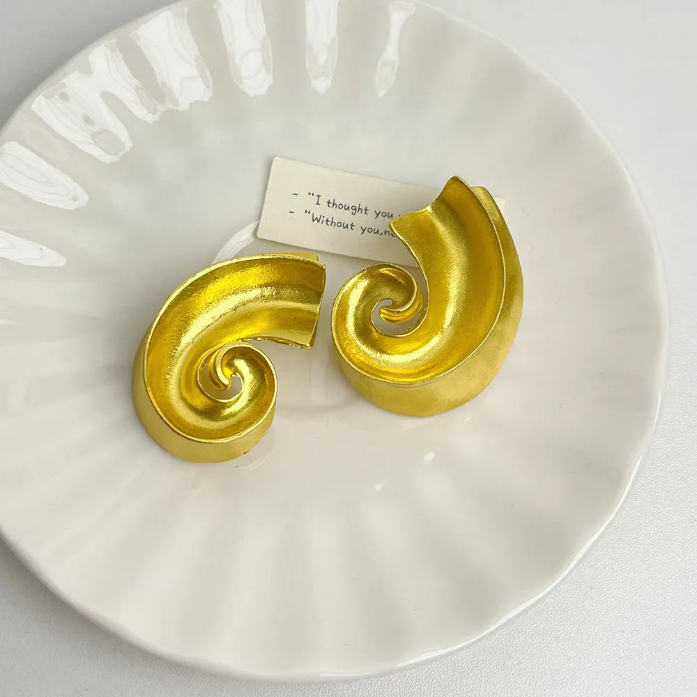 A pair of gold geometric retro-design ear studs for women, measuring 5cm.