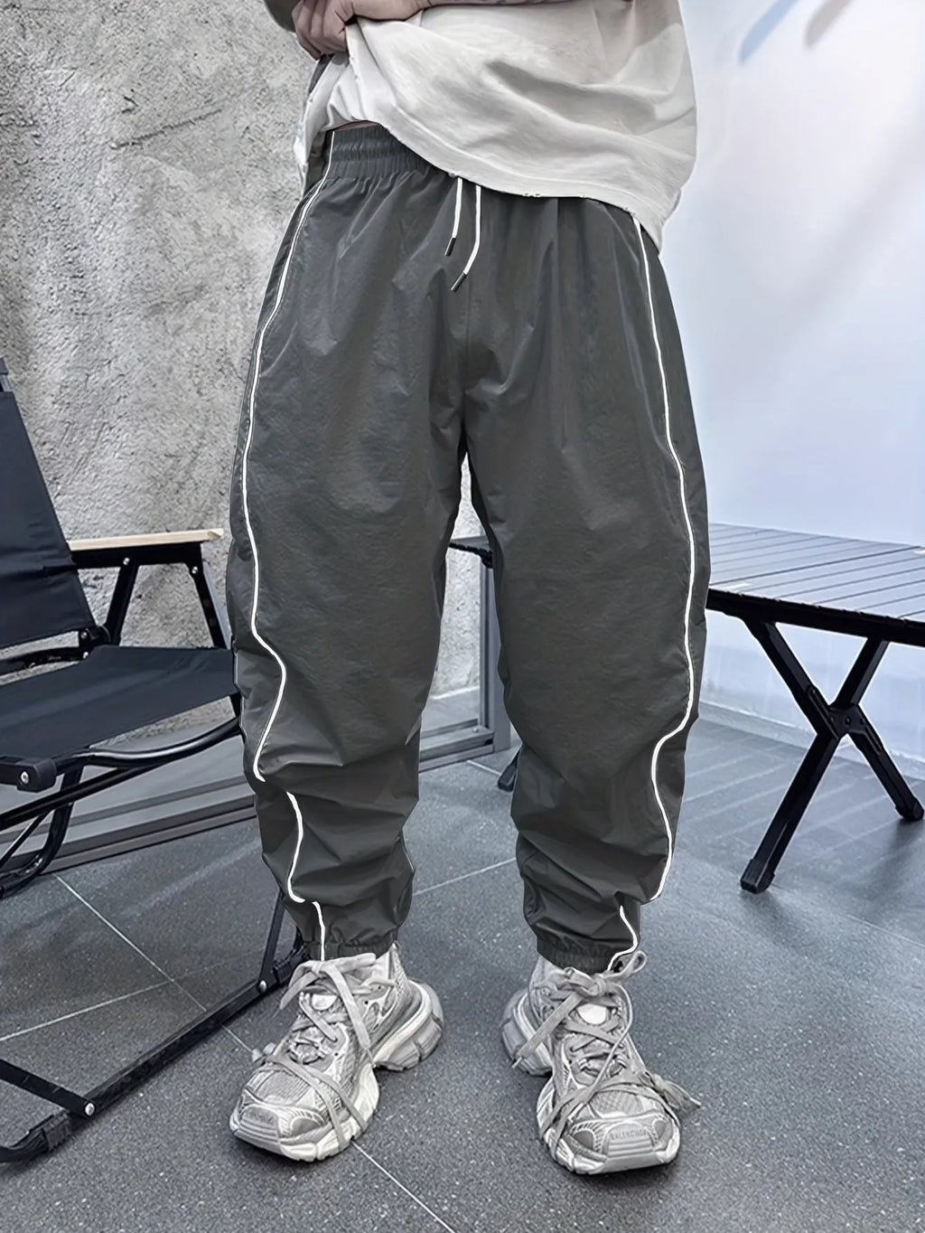Men's loose fit cropped sports trousers in bamboo fibre, shown in army green.