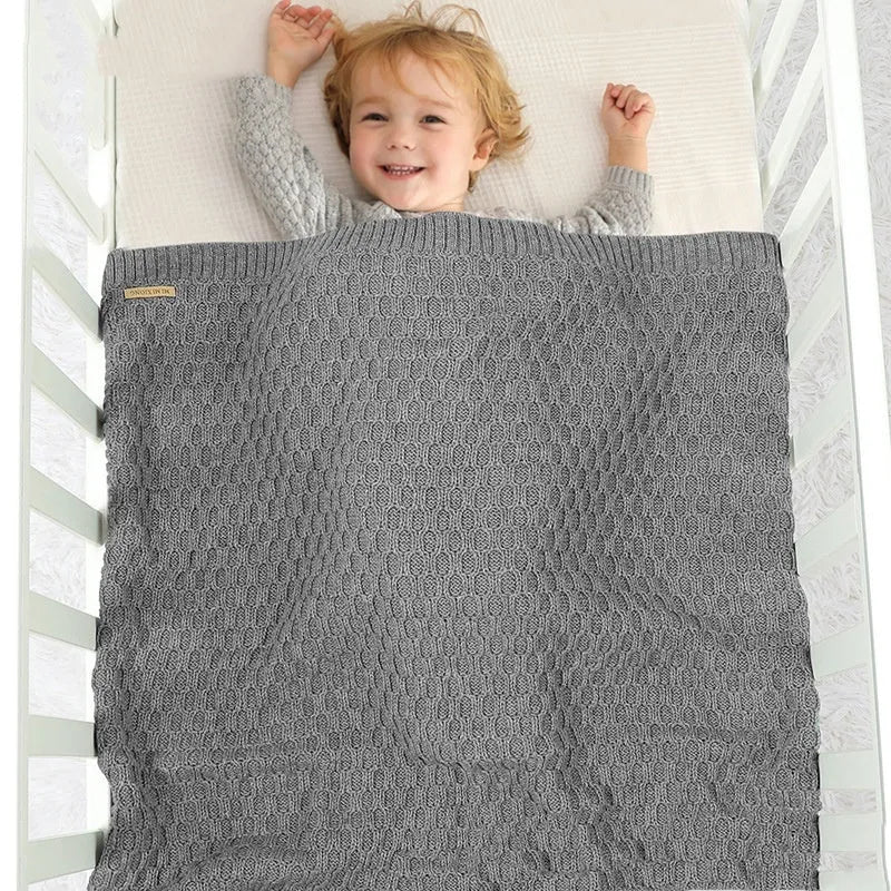 Solid colour infant hug blanket with three-dimensional lines pattern measuring 70×90cm