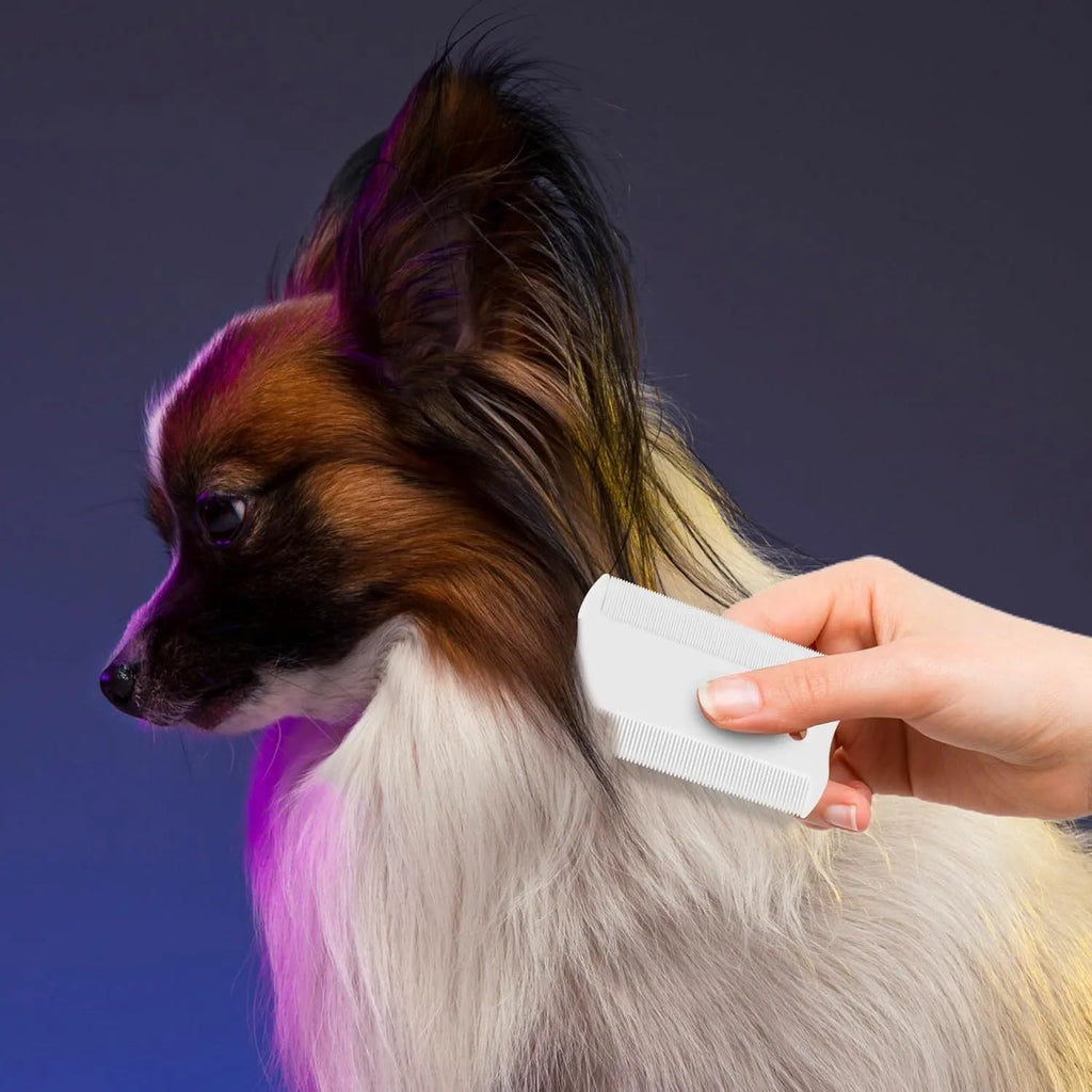 Double-sided plastic flea comb for dogs and cats measuring 5 cm long